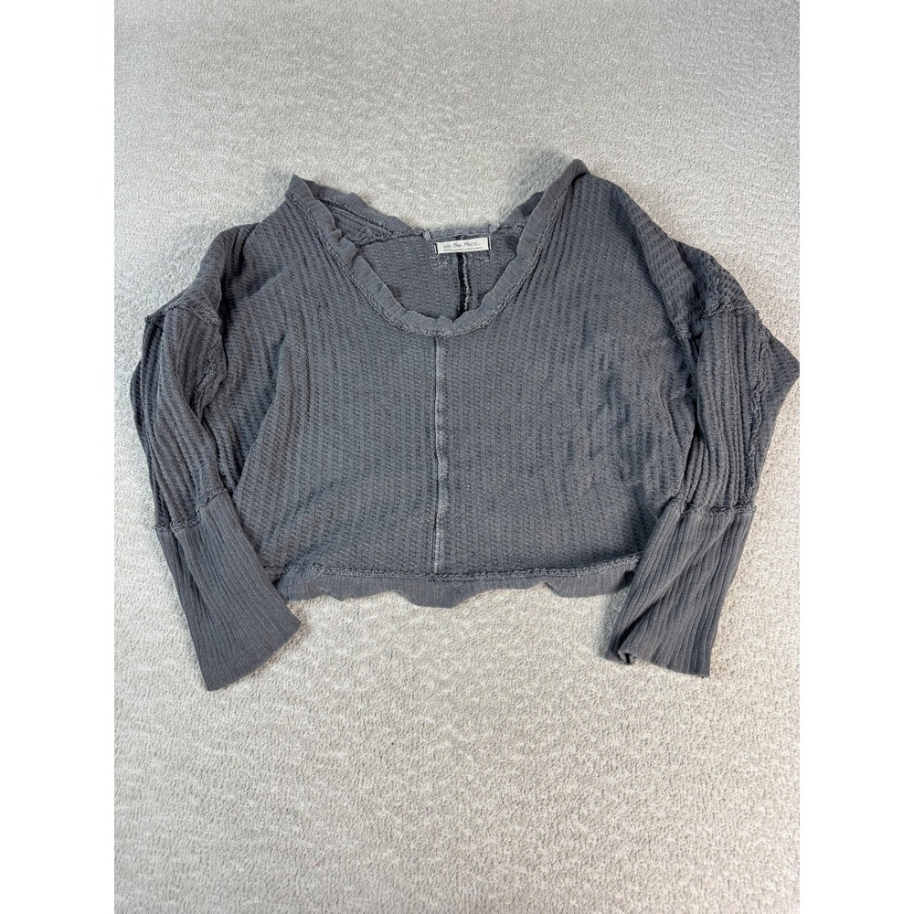 We The Free Sweater Womens Medium‎ Gray Waffle Knit Cropped Distressed Pullover